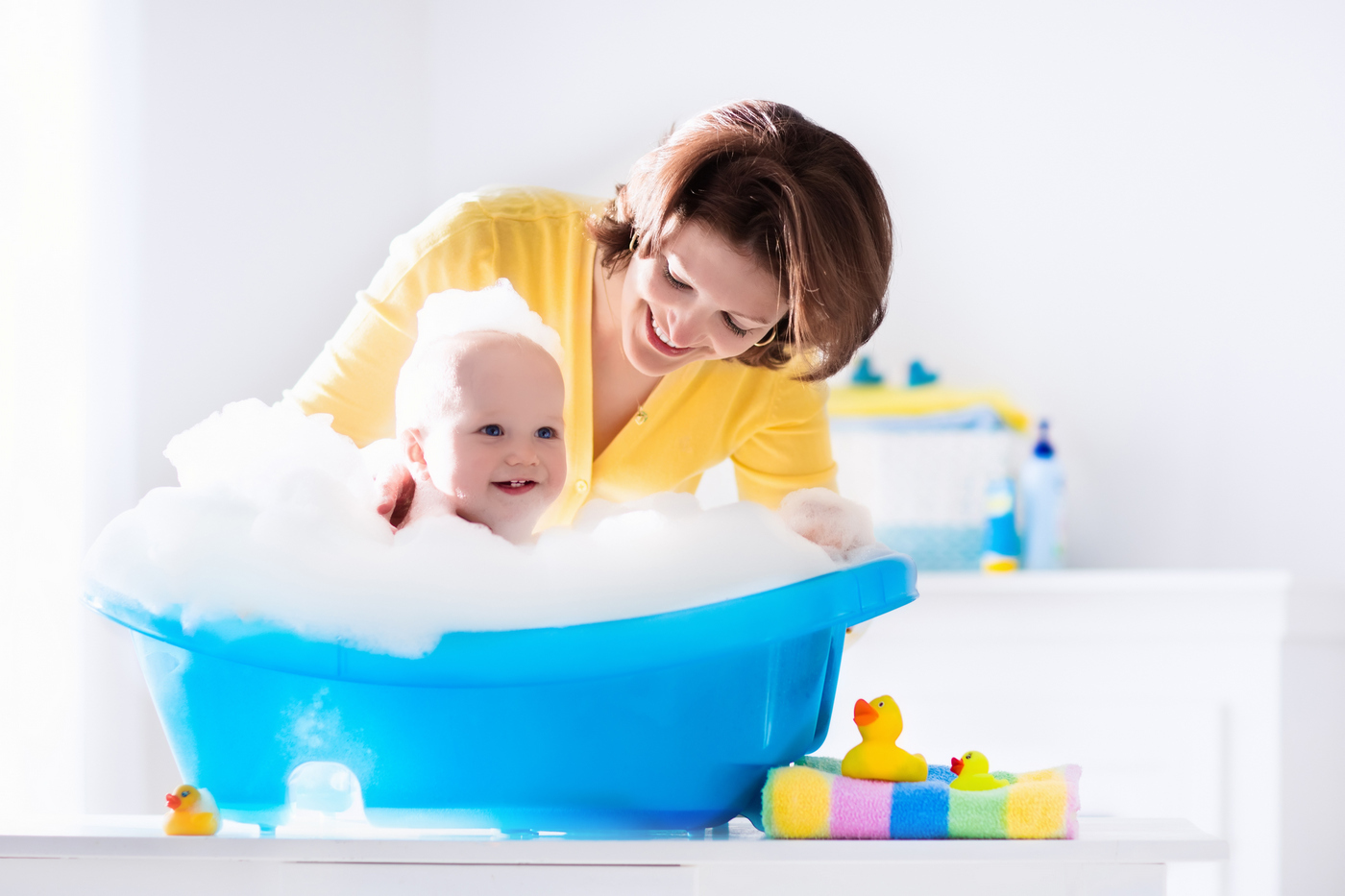 Купание малыша с мамой в ванне. Ванная для семьи с детьми. Мама и малыш в ванной. Счастливый ребенок в ванной. Малыш в ванне.